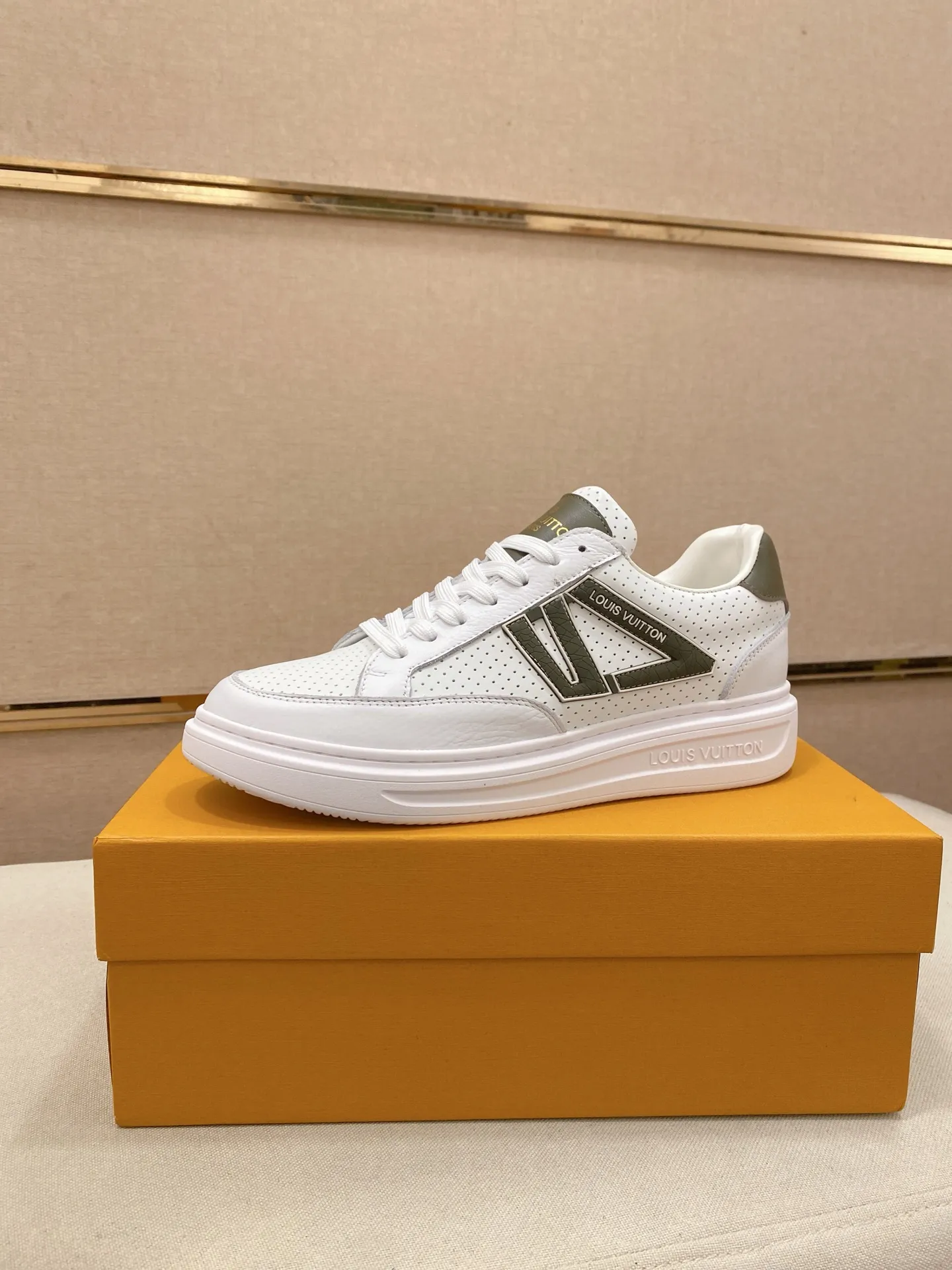 Men's shoes 💰: 420💰🎉🎉LV~Louis Vuitton trendy men's shoes New shipments Latest matching The same style as the official website Super high quality Hot sales of the season [strong] [strong] [strong] Selected first-layer cowhide, comfortable cowhide lining, original last, comfortable on the foot, wear-resistant rubber outsole Size number: 38-44.